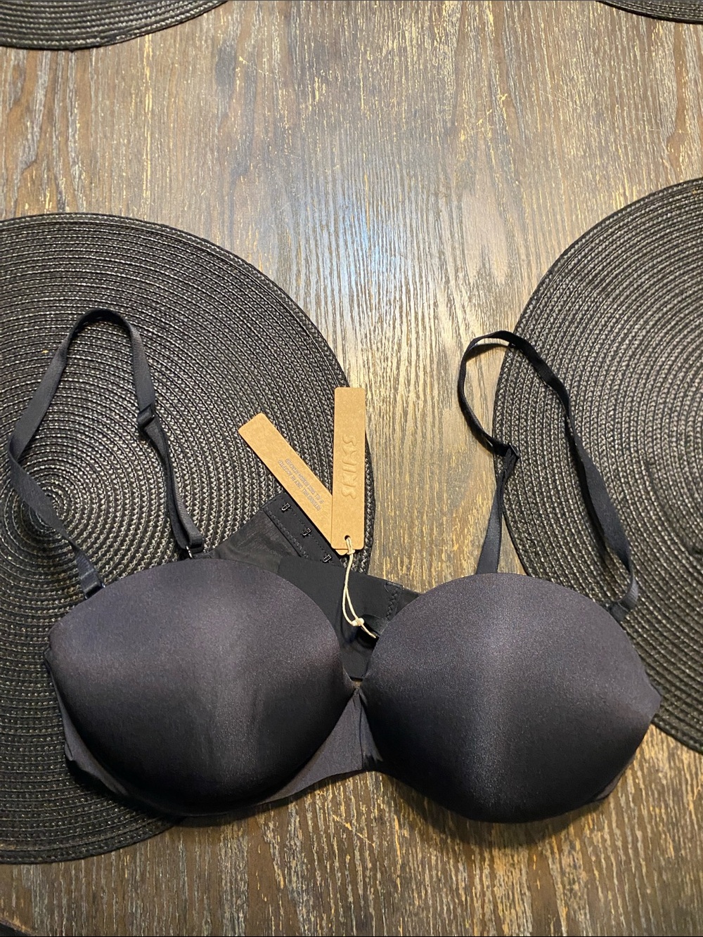 SKIMS ultimate push up strapless onyx 36B Bra NWT creases in pad